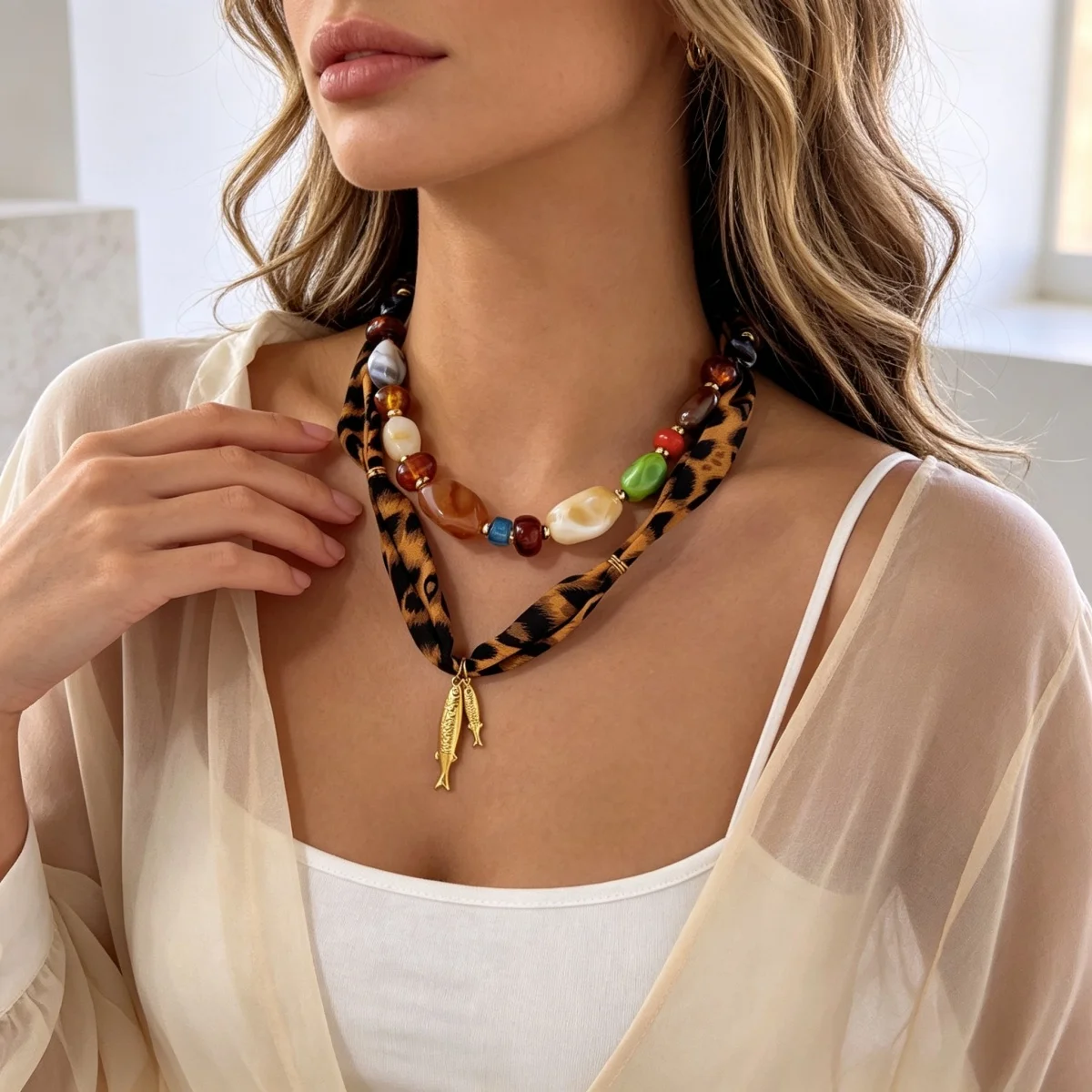 Leopardenmuster-Schalband-Halskette mit Acrylperlen und Edelstahl-Fischanhänger für Damen, Maillard Unregelmäßiger Perlen-Choker-Schmuck – Detail 9