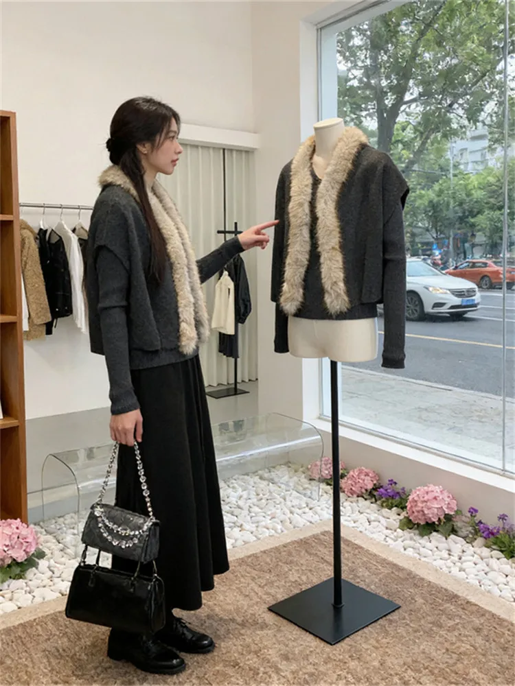 

Модный комплект из двух предметов: женская базовая футболка и кардиган. Новинка весеннего сезона. Элегантный, трендовый и красивый.