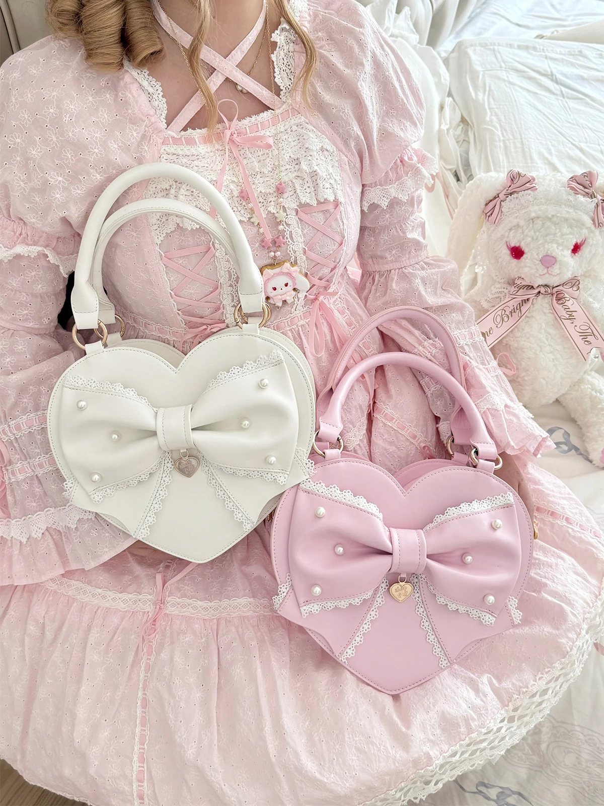 الفتاة الأميرة الحلو لوليتا شكل قلب حقيبة يد 2025 امرأة جديدة حلوة أنيقة القوس الكبير حقائب كروسبودي دمية يشعر حقيبة كتف