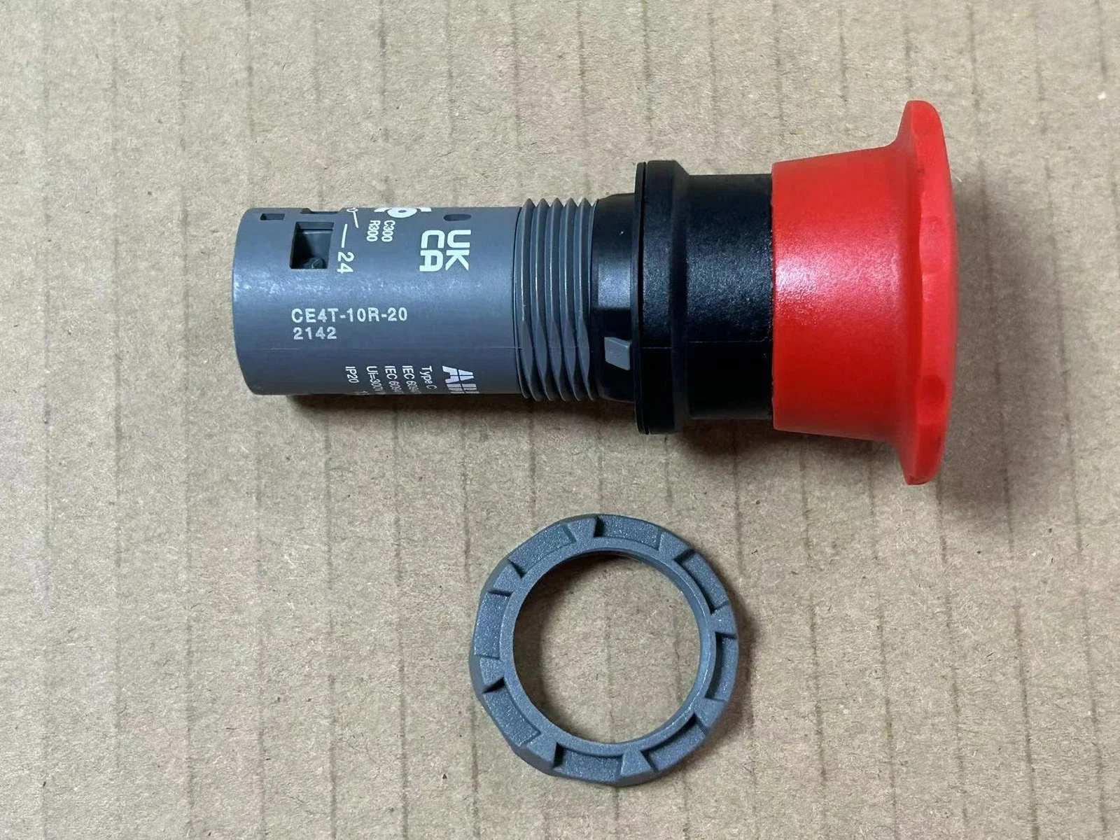 

10 шт. CE4T-10R-20 1SFA619550R1021 Аварийная остановка 10037230