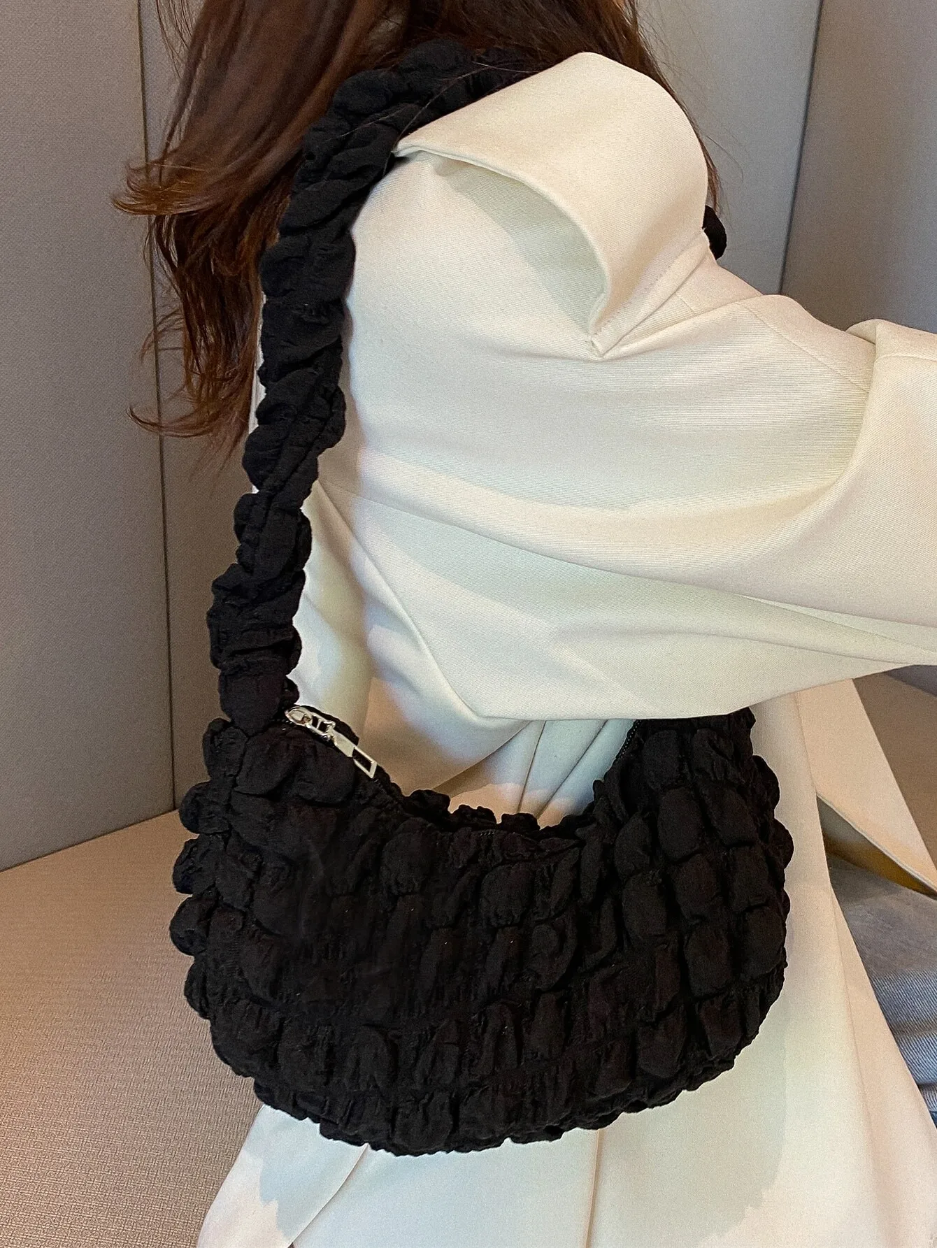 

Черная сумка через плечо с драпировкой и фактурной тканью