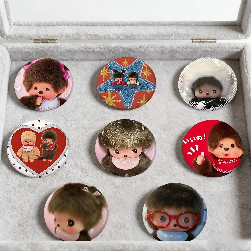 Cute-M-monchhichis-s Badges Peripheral Lapel Pins Runde Brosche aus Weißblech für Umhängetaschen-Accessoires, Souvenirgeschenke