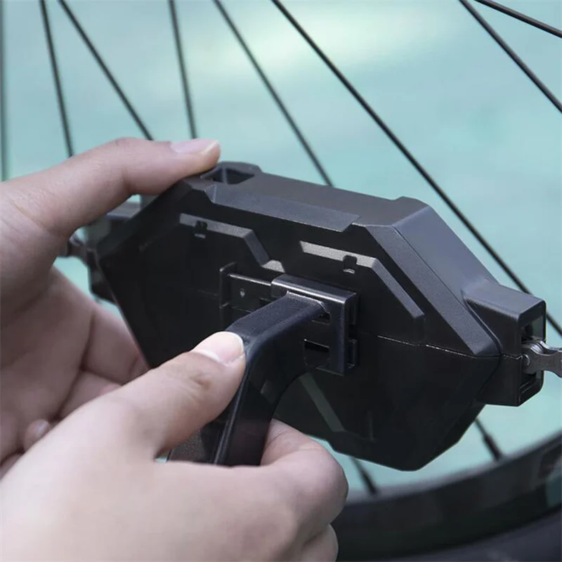 Bicycle Chain Cleaner Strong Magnetic Cycling Chain Scrubber Cleaner for Road Bikes Mountain Bike Cleaning Brush Box