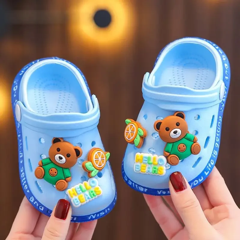 Kinderhausschuhe, niedliche Cartoon-Mädchen und Jungen mit weichen Sohlen, Babytaschen, perforierte Schuhe, Heim- und Babysandalen