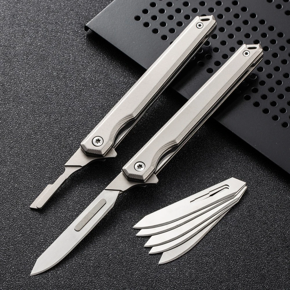 سكين جيب من التيتانيوم: أدوات EDC متعددة قابلة للطي تكتيكية للرجال مع 5 شفرات قابلة للتبديل. رائعة للتخييم والمشي لمسافات طويلة، DIY، والنحت، والاستخدام اليومي. هدية مثالية لعيد الحب وعيد الأب وما إلى ذلك.