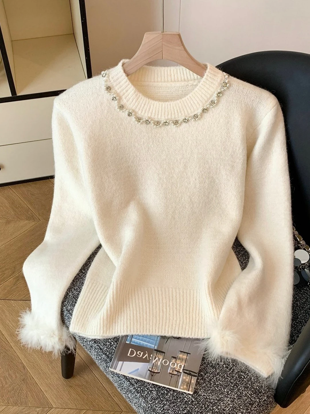 

Женский вязаный свитер в французском стиле с круглым вырезом, осенне-зимняя новинка, с меховыми рукавами, украшенный жемчугом, свободный крой