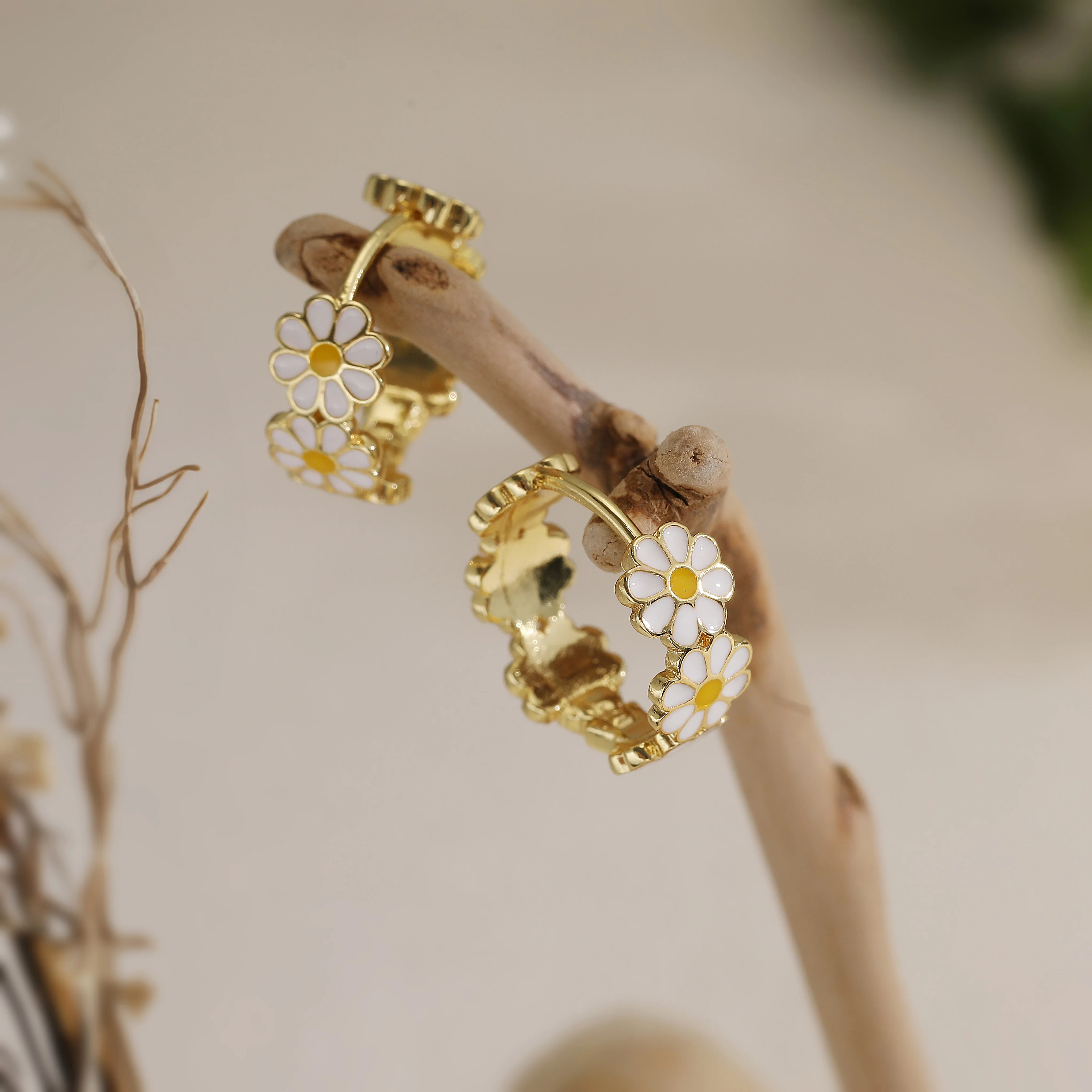 HECHENG, Enamel Dripping Oil Ear Rings Daisy Pattern White Sweet Accessories Women's Countryside Style Retro Accessories 1 Pair