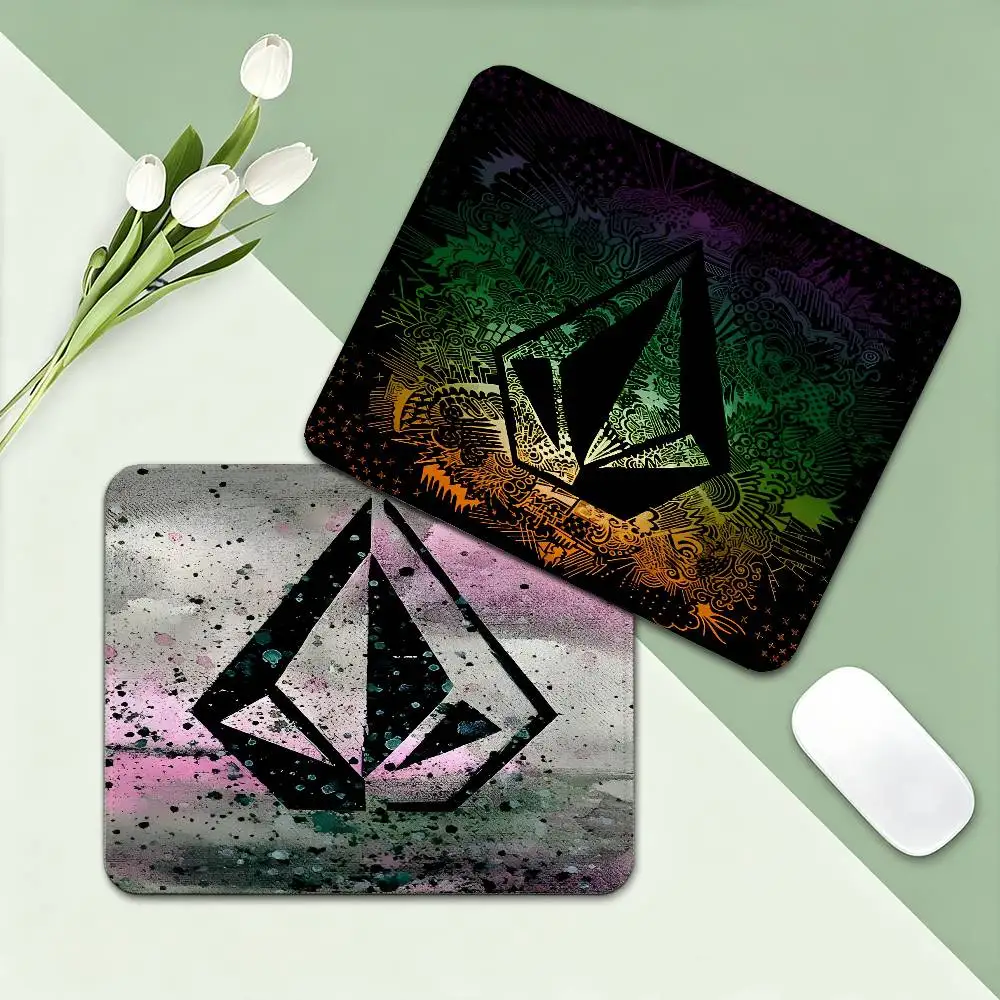Fashion V-VolcomS LOGO DIY Office Student Gaming Thickened Large Writing Pad Non-slip Cushion Mouse Pad for PC Mouse Carpet
