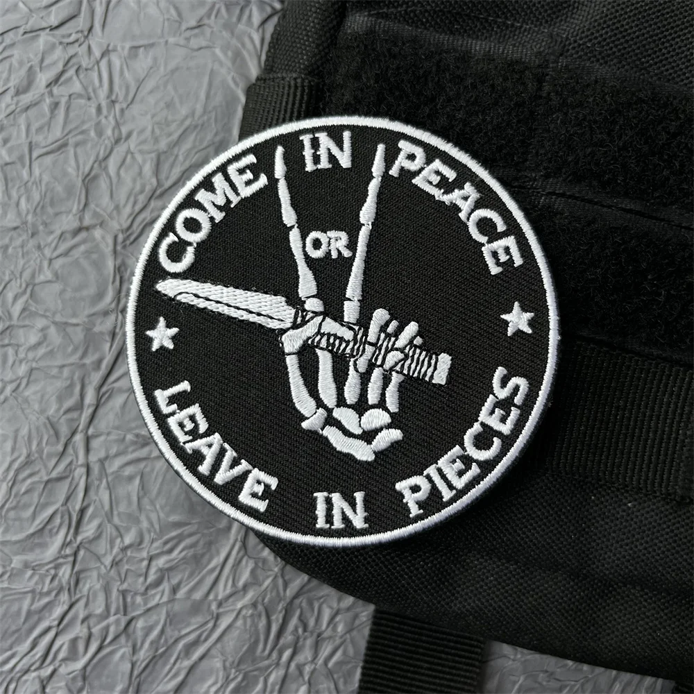 

Come in Peace or Leave in Pieces Dark Embroidery on Clothes Military Tactical Patches Hook and Loop Patch Backpack Wappen