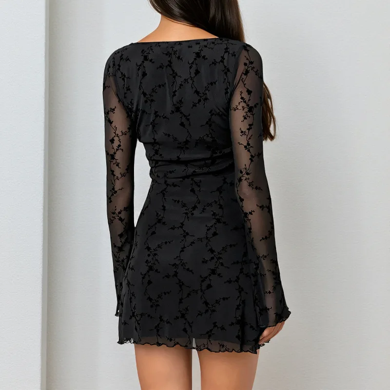 YL25287 Vestido bodycon sexy de manga comprida com decote em coração e cintura transparente 2025 outono