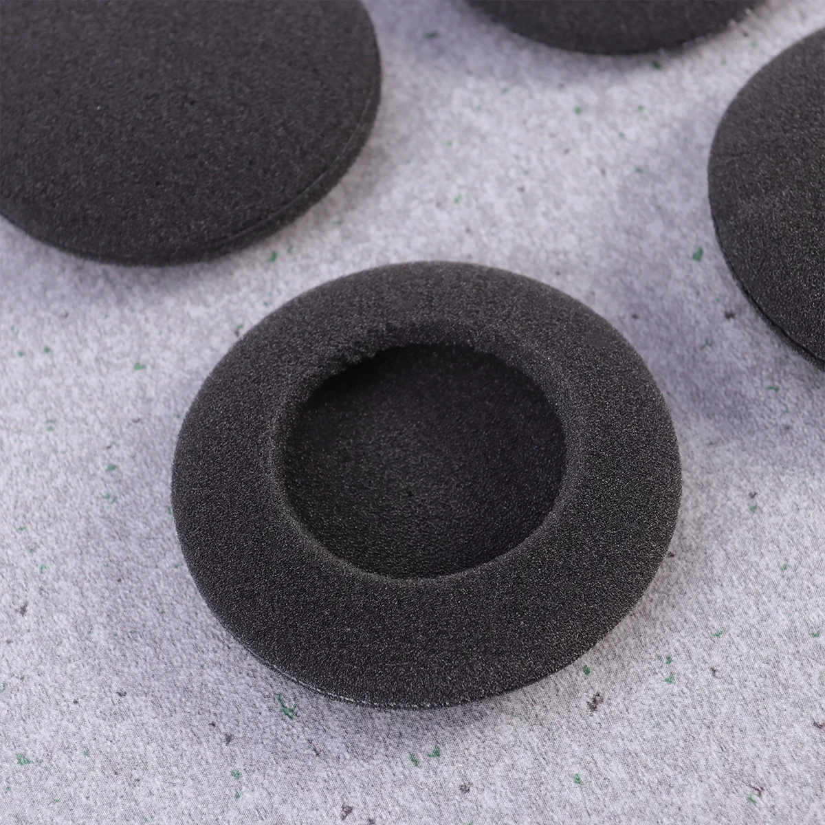 10 szt. Miękkie gąbkowe wkładki do słuchawek 5 cm, wymienne końcówki douszne dla lepszego basu, wygodne dopasowanie, redukcja szumów, osłonki na słuchawki