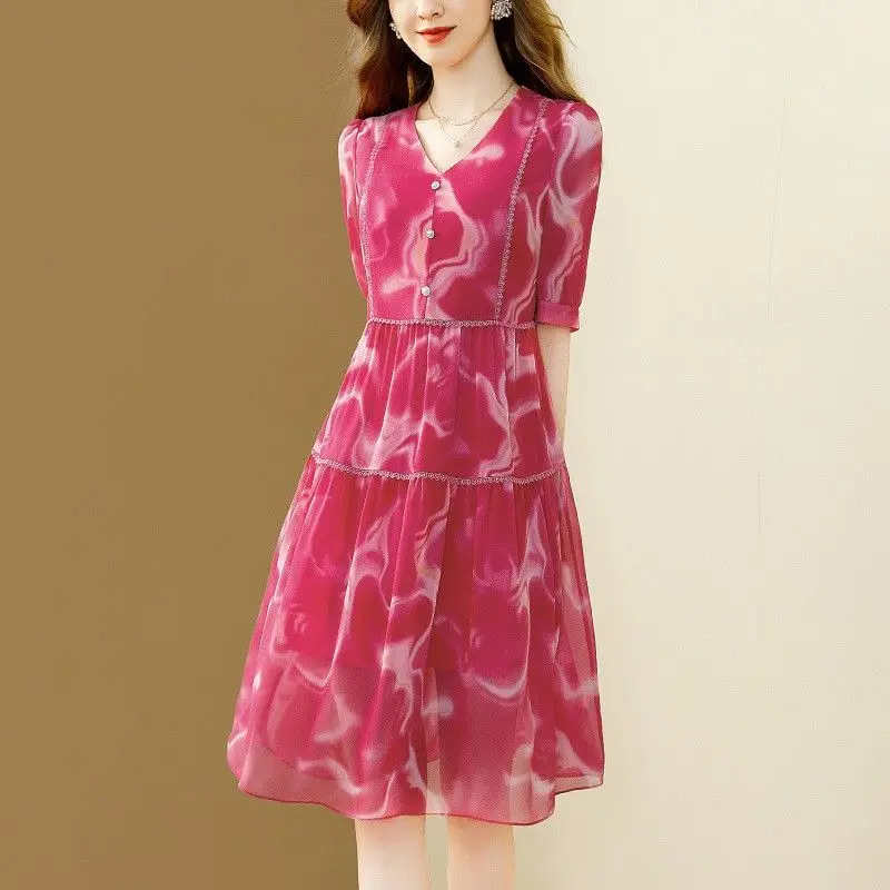 Elegancka sukienka midi z szyfonu w czerwony kwiatowy wzór z dekoltem w serek dla niskich kobiet.