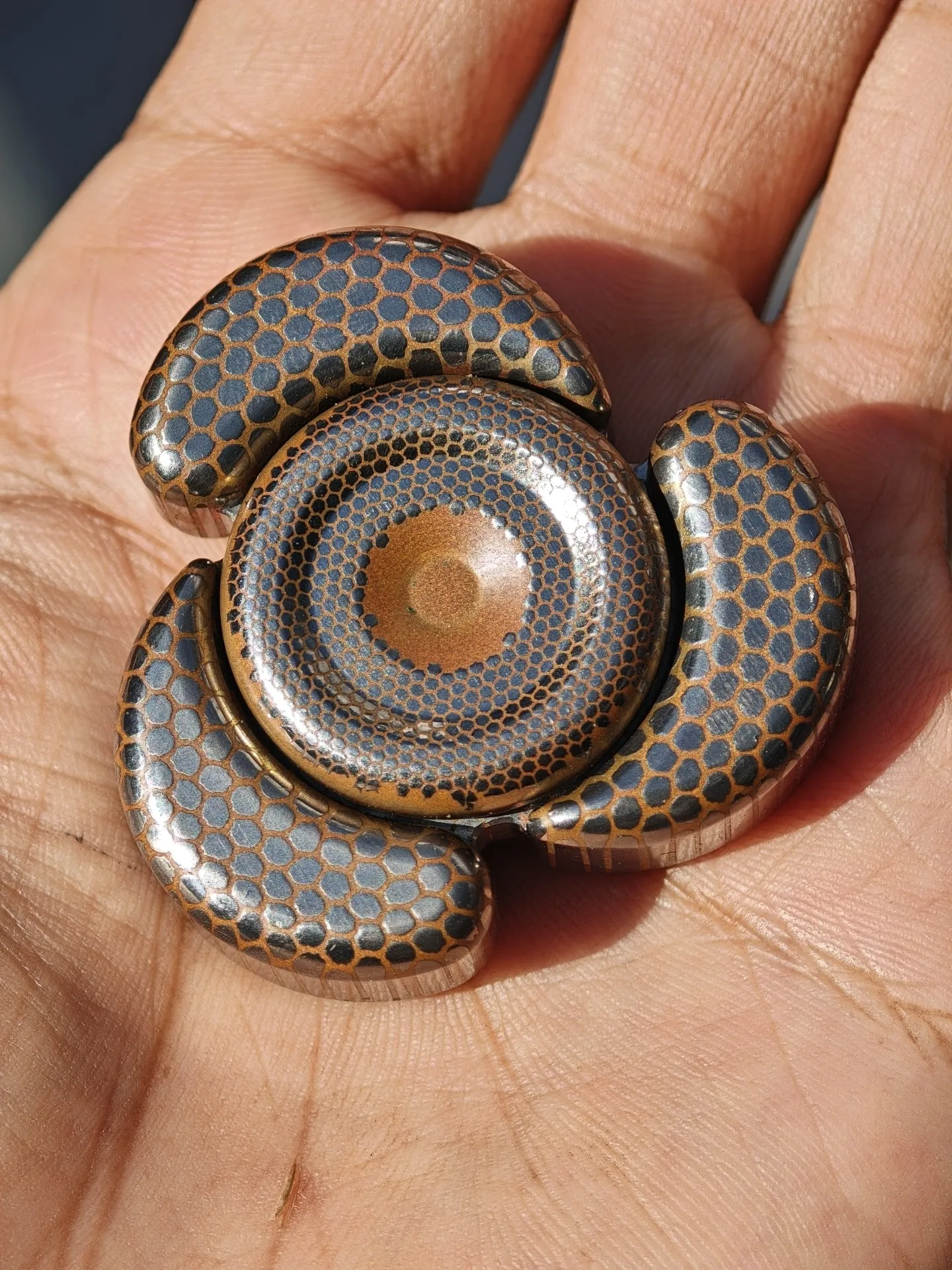 Used edc EDC Magic Play Superconducting Three Leaf Gouyu Gyroscope decompression toy