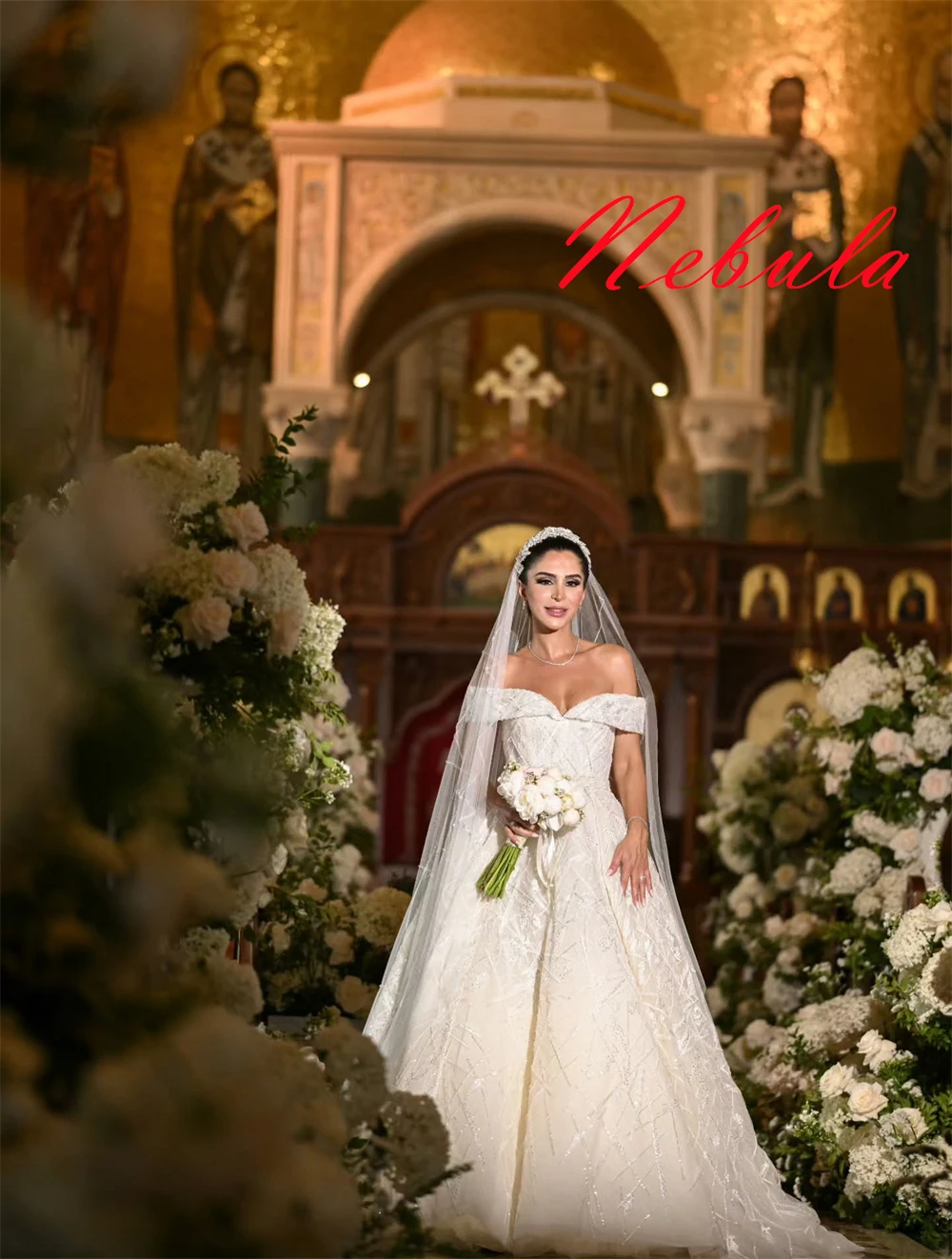 تخصيص فستان الزفاف الأبيض تول مزاجه حمالة قبالة الكتف قصيرة الأكمام أثواب الزفاف فستان قطار مصلى