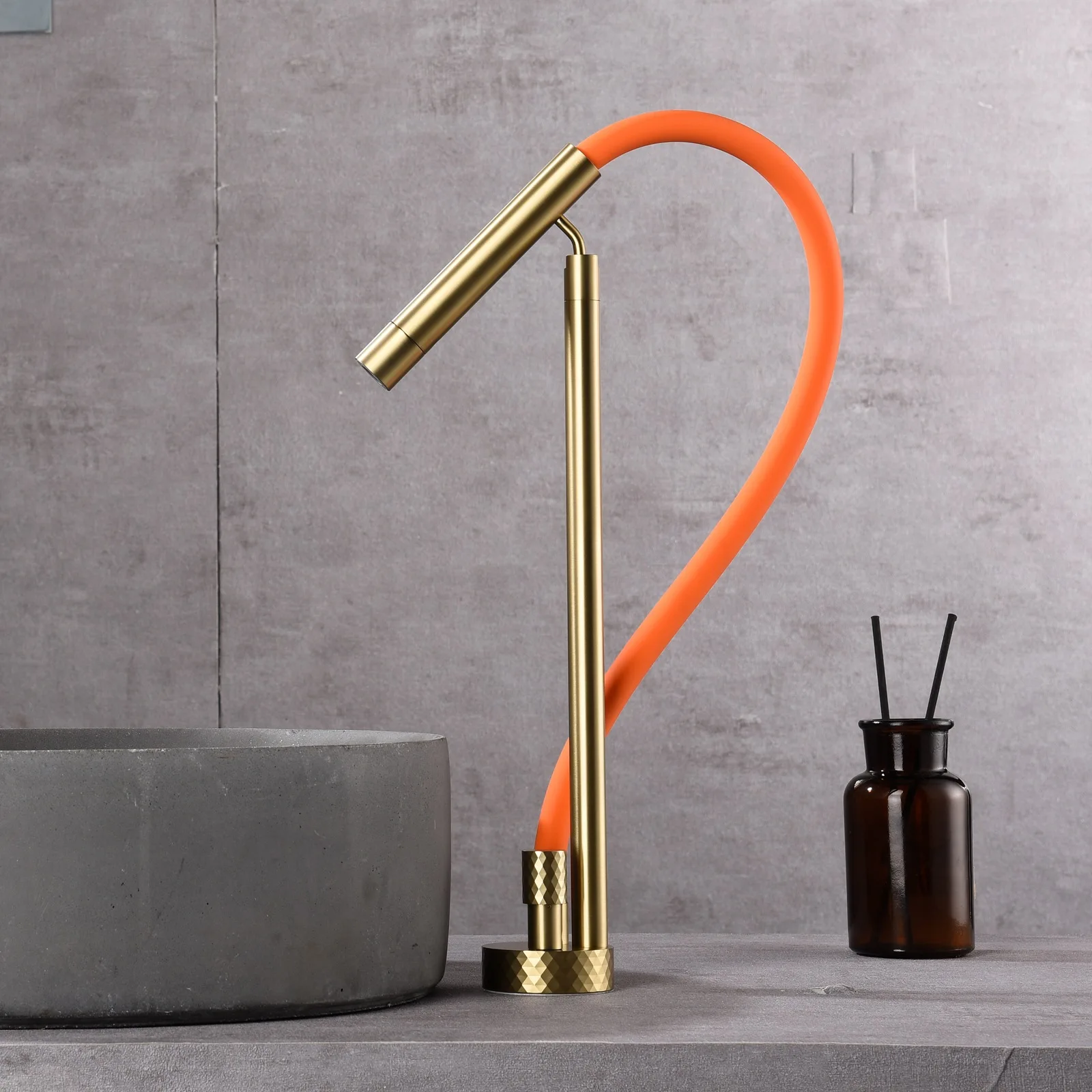 

Латунный золотой смеситель для раковины с поворотным изливом для холодной и горячей воды