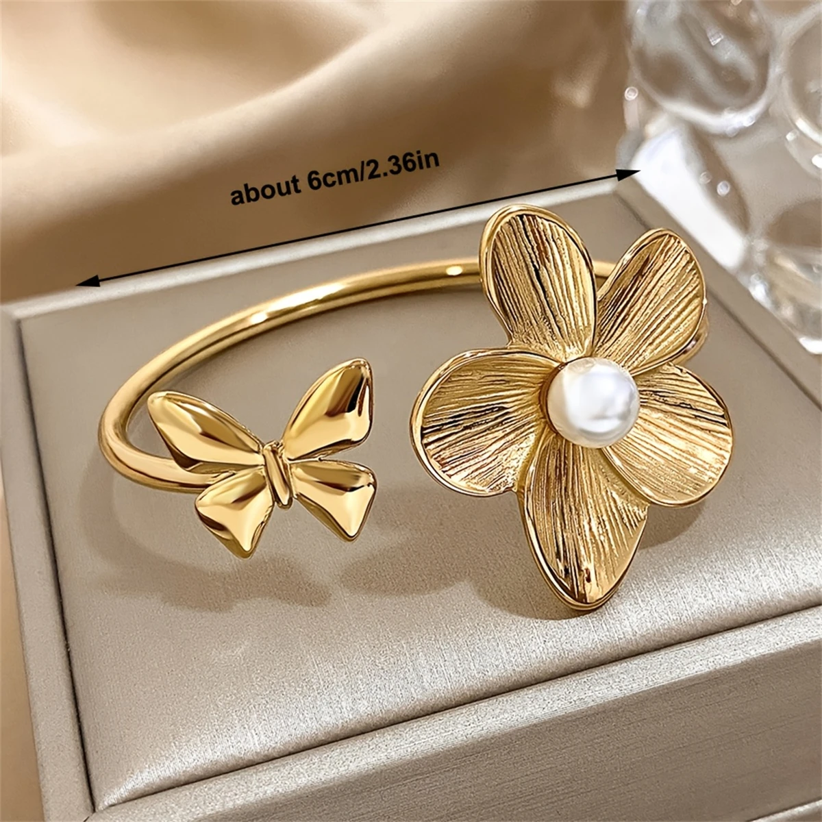 Gmai Bowknot Flower PVD-beschichtetes Edelstahl-Manschettenarmband für Frauen, zierlicher offener Armreif mit Imitationsperlen, Party-Schmuck, Geschenk – Detail 5