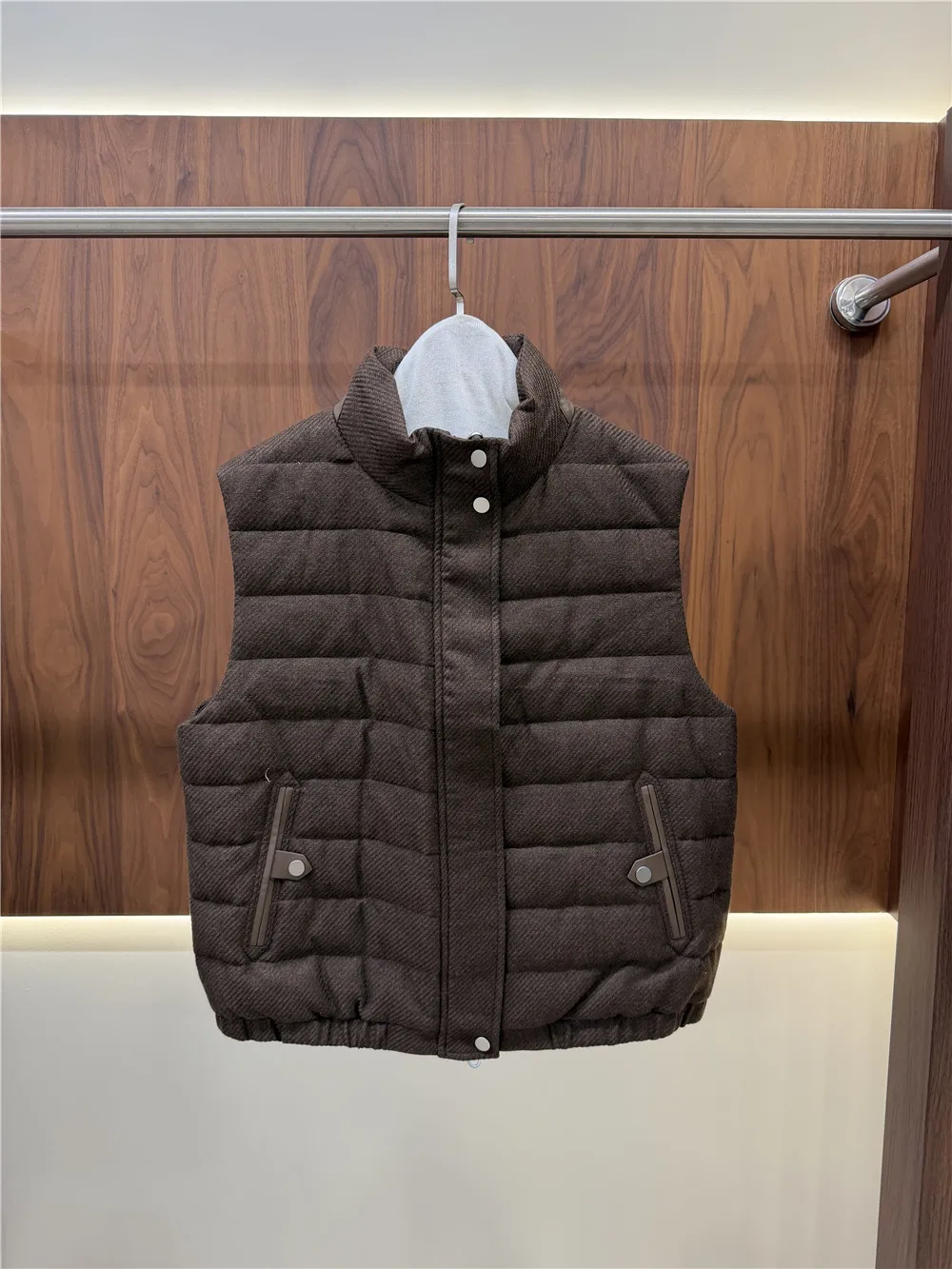 2026 New Winter Solid Embroidery Chic White Duck Down Warm Vest Coat Women Stand Collar Zipper Sleeveless Casual Jacket