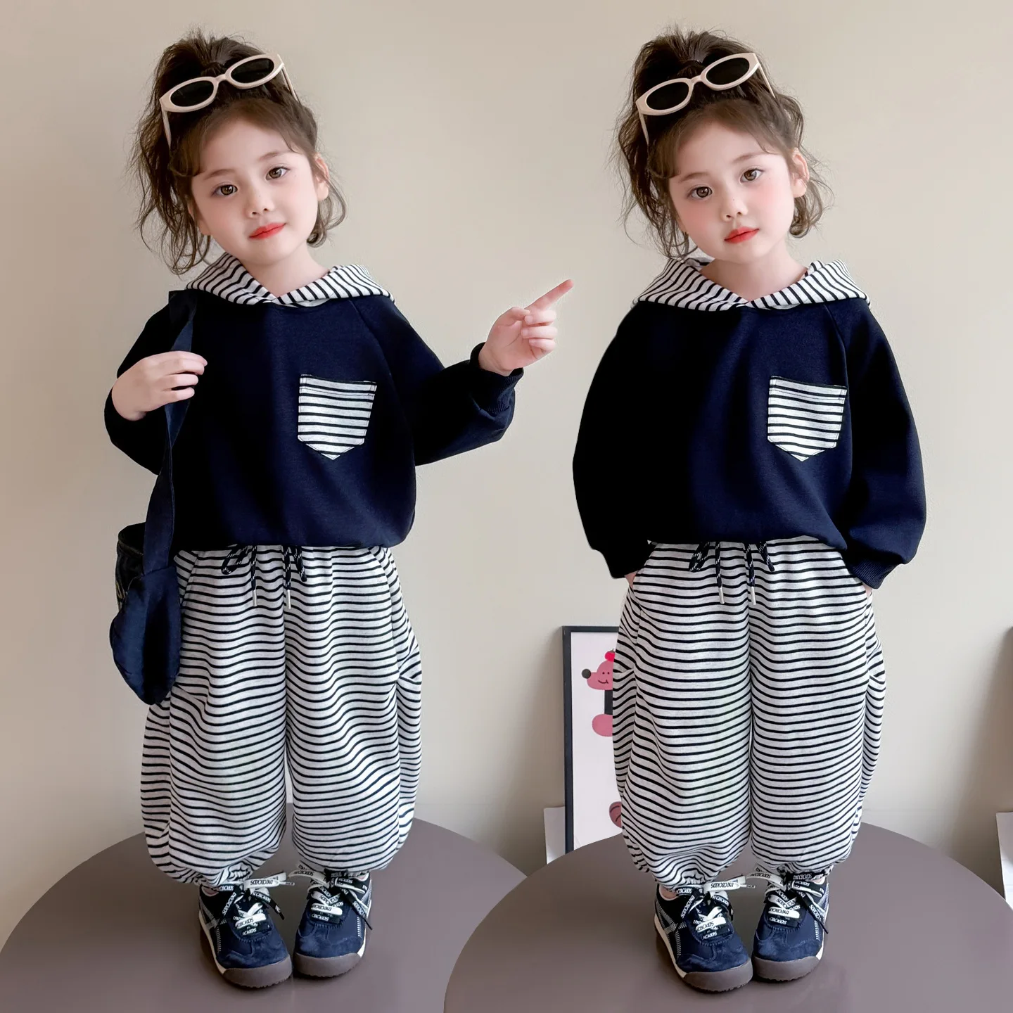 

Комплект для девочек 2026: Новинка весна-осень, комплект из двух предметов — худи в полоску и повседневные брюки в полоску