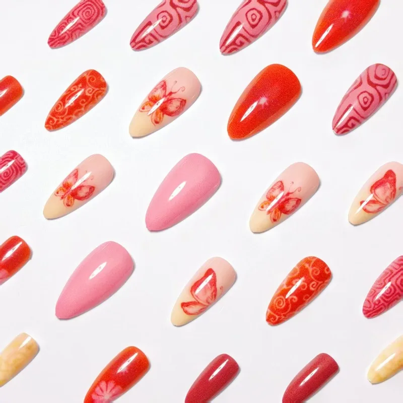 24 STKS Zoete Cool Vlekkerige Gouden Kraal Nep Nagel met Amandelvorm Druk op Nagels met Kersen Vlinder Ontwerp Kunstnagels Verwijderbaar