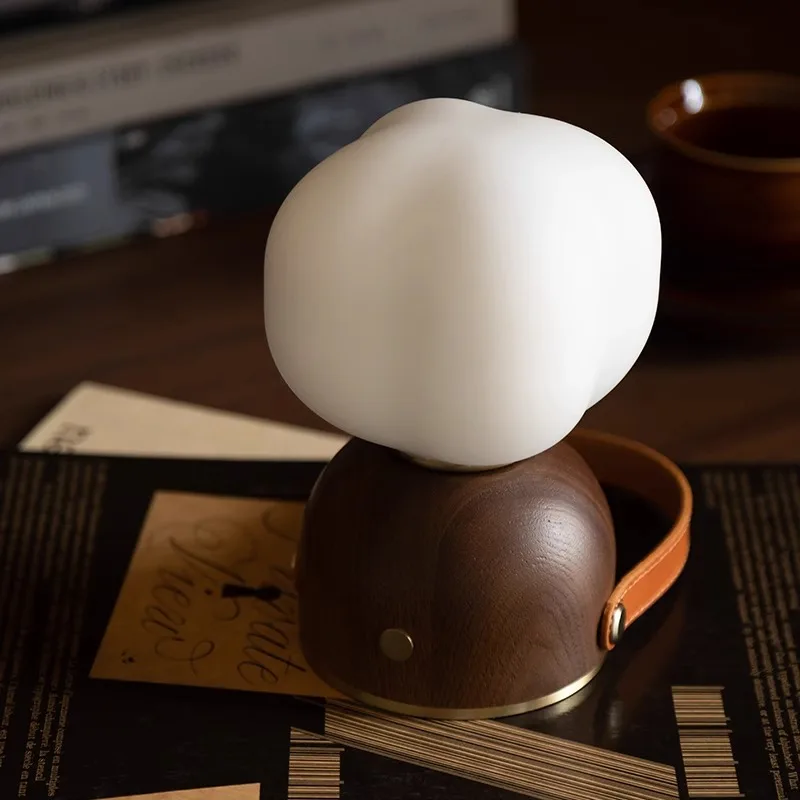 مصباح ليلي بجانب السرير مصنوع من القطن السحابي الكريمي والرياح وغرفة النوم، مصباح مكتبي شحن محمول وبسيط وحديث