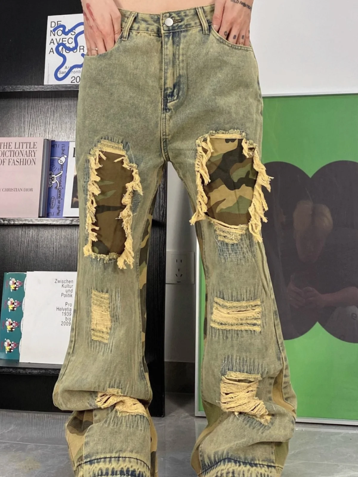 

Мужские джинсы-клеш в американском ретро-стиле с камуфляжным пэчворком, свободного кроя, уличный стиль, цвет желтой грязи, молодежная одежда, осенняя коллекция