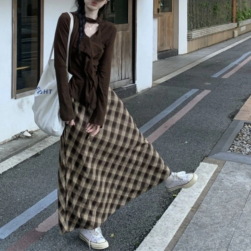 

2025 Early Spring New Design Collar Knitted Top Plaid Skirt Two-piece Set Pure Desire Suit