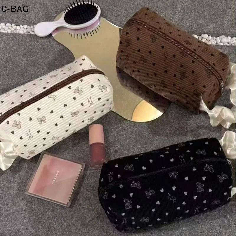 حقيبة مكياج كاواي سروال قصير مع فيونكة ذات سعة كبيرة ومتعددة الوظائف لتخزين مستحضرات التجميل وحقيبة يد مقلمة