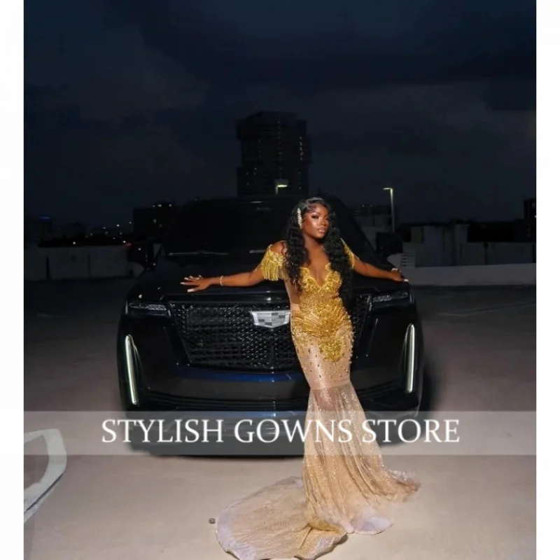 Elegancka złota aplikacja, sukienka na studniówkę z frędzlami, błyszcząca, bez ramiączek, zdobiona koralikami, prześwitująca, szyta na miarę sukienka na specjalną okazję.