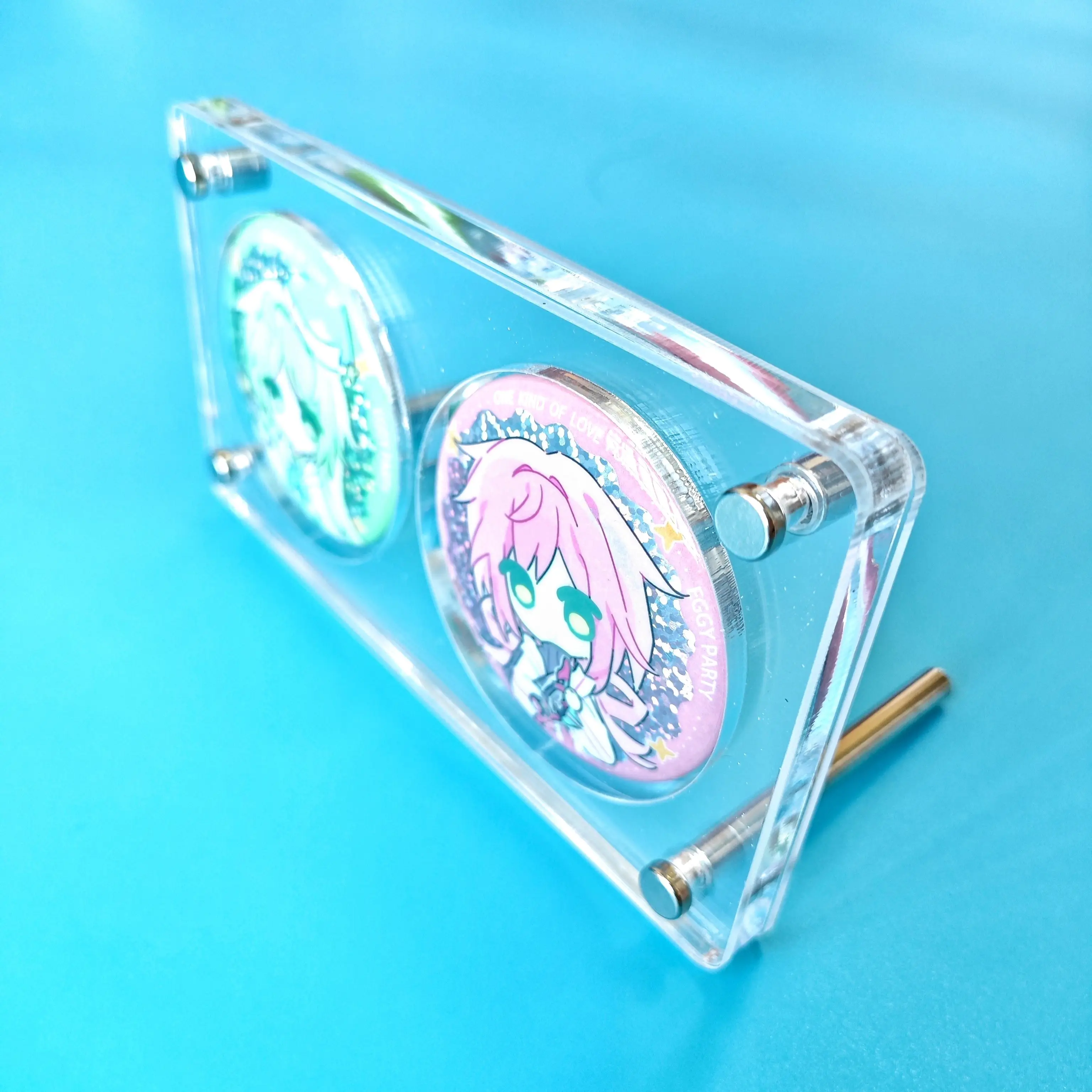 حامل عرض شارة أكريليك لحافظة عرض شفافة مقاس 58 مم مع أنماط متعددة سميكة ومقاومة للغبار لمجموعة الرسوم المتحركة #5