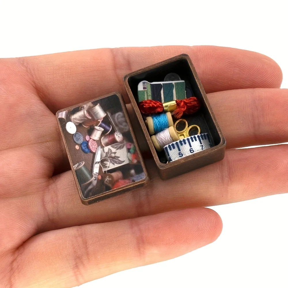 Miniaturowe pudełko do szycia Model zabawkowy 1:12 akcesoria do domku dla lalek udawaj zagraj w delikatne detale odlewane metalowe mini pudełko robocze dla dzieci