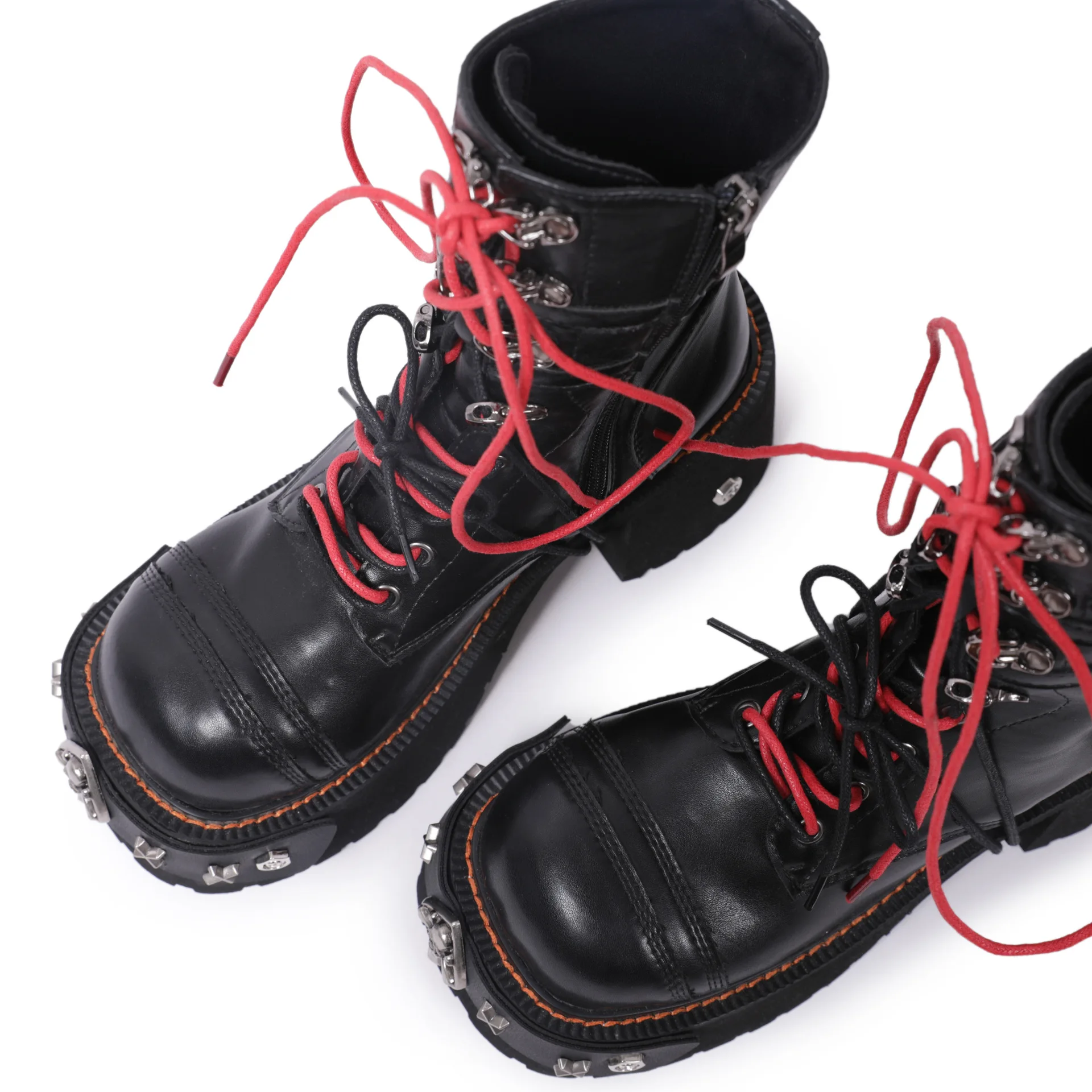 

Металлическая пряника на толстой подошве с двойными шнурками и ботильонами на молнии с увеличенной индивидуальностью.