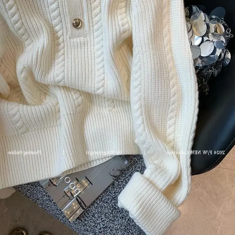 ملابس نسائية أنيقة مخططة بياقة مقلوبة سترات عالية الجودة لخريف وشتاء جديد أنيق بأزرار بلوفرات محبوكة ضيقة