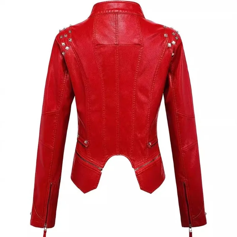 Nuovo arrivo: Giacca da donna unica con colletto bianco: giacca in pelle PU da donna alla moda corta e vestibilità slim