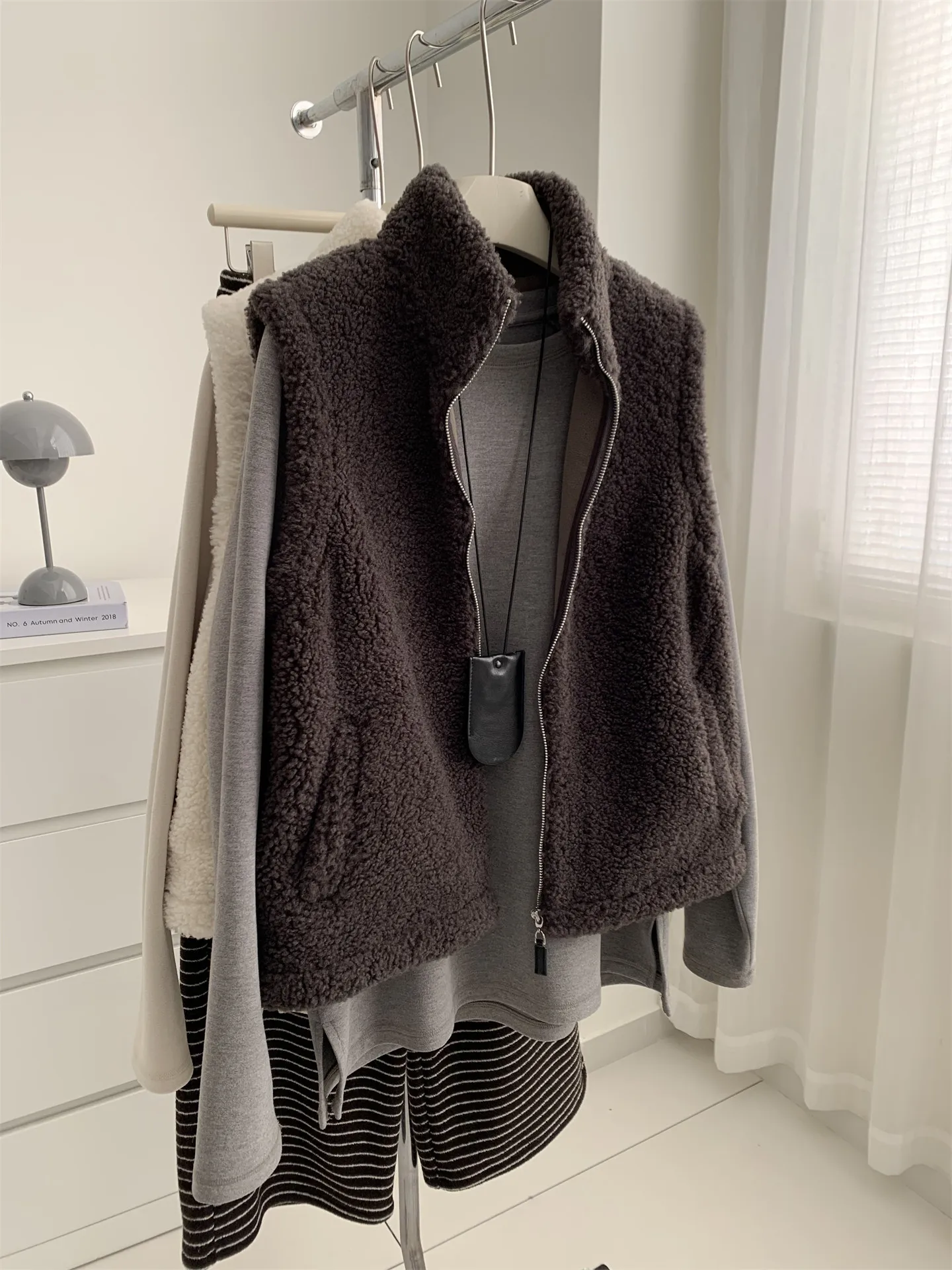 

Ретро-корейский женский жилет из овечьей шерсти, теплый, приталенный, весенний, новый, с воротником на молнии, утепленная верхняя одежда из полиэфирного волокна