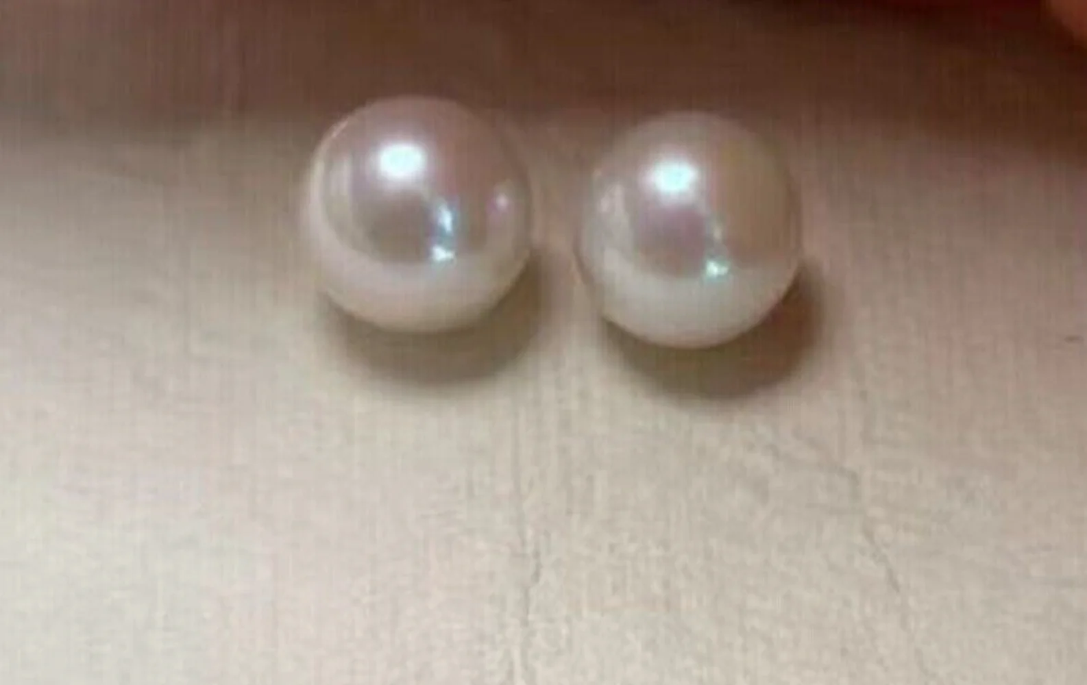 

A pair of 7-8mm South Sea white circular loose pearl half diamonds