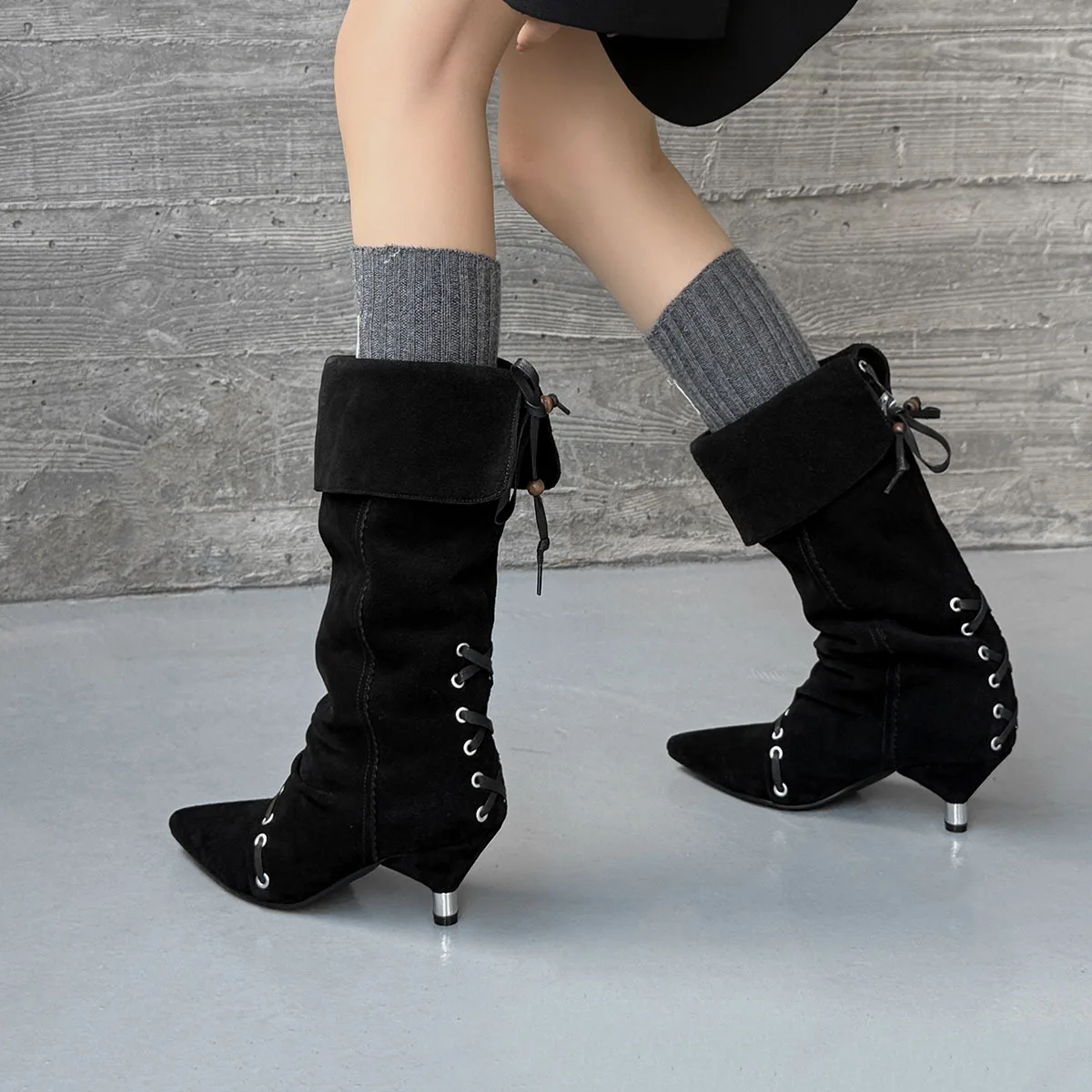 

Arden Furtado Осенние ботинки из коровьей замши с заклепками в стиле вестерн. Плиссированные сапоги. Сапоги до середины икры без шнуровки на массивном каблуке с отвернутым краем.