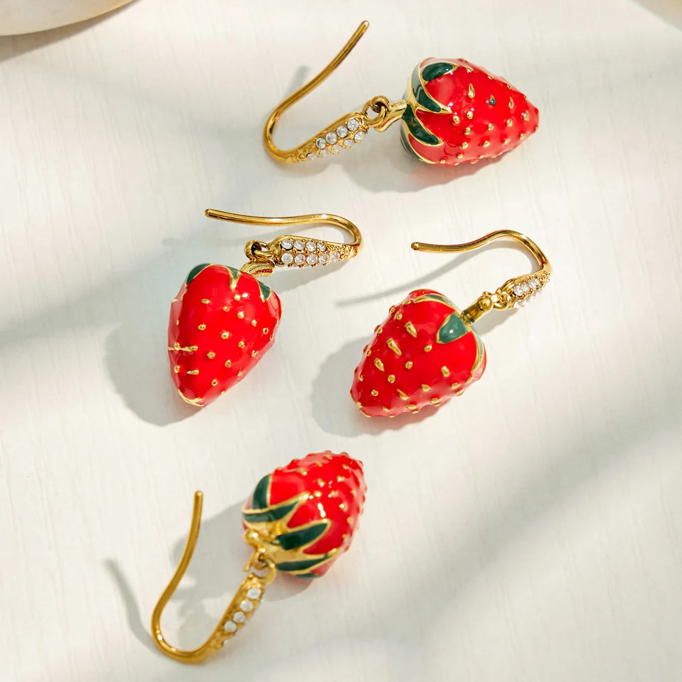 Erdbeer-Ohrringe für Frauen, Rote Emaille-Frucht-Ohrringe, Edelstahl-Hängeohrringe, 18k Vergoldete Zirkon-Ohrringe – Detail 8