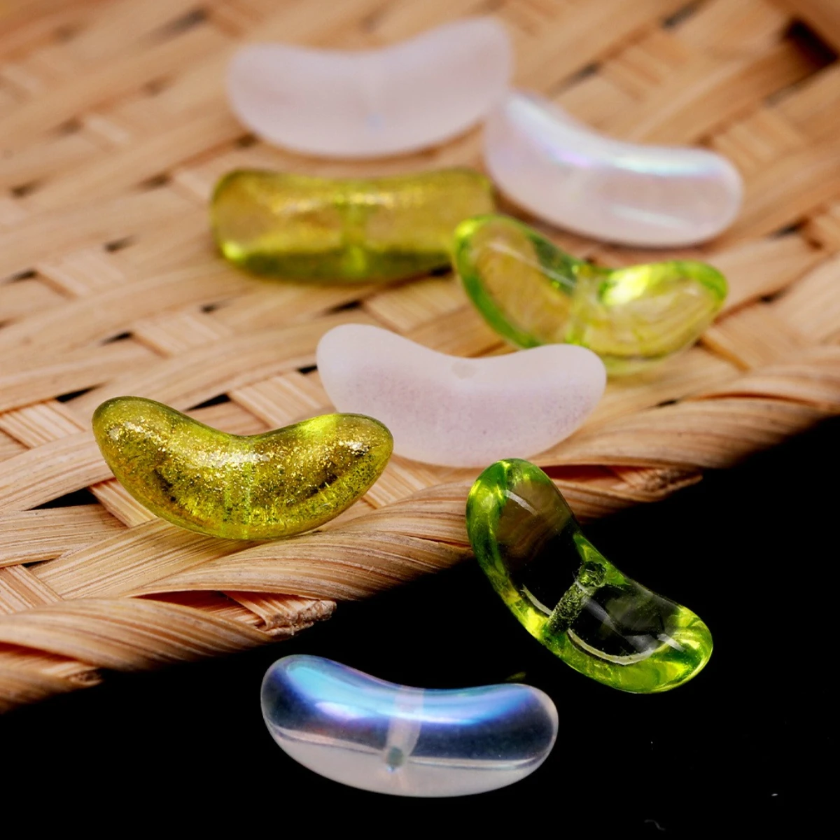 20pcs Random Color 0.6x1.3cm Translucent Curved Leaf Glass Loose Spaced Beads for DIY Bracelets Earrings Necklaces Handmade