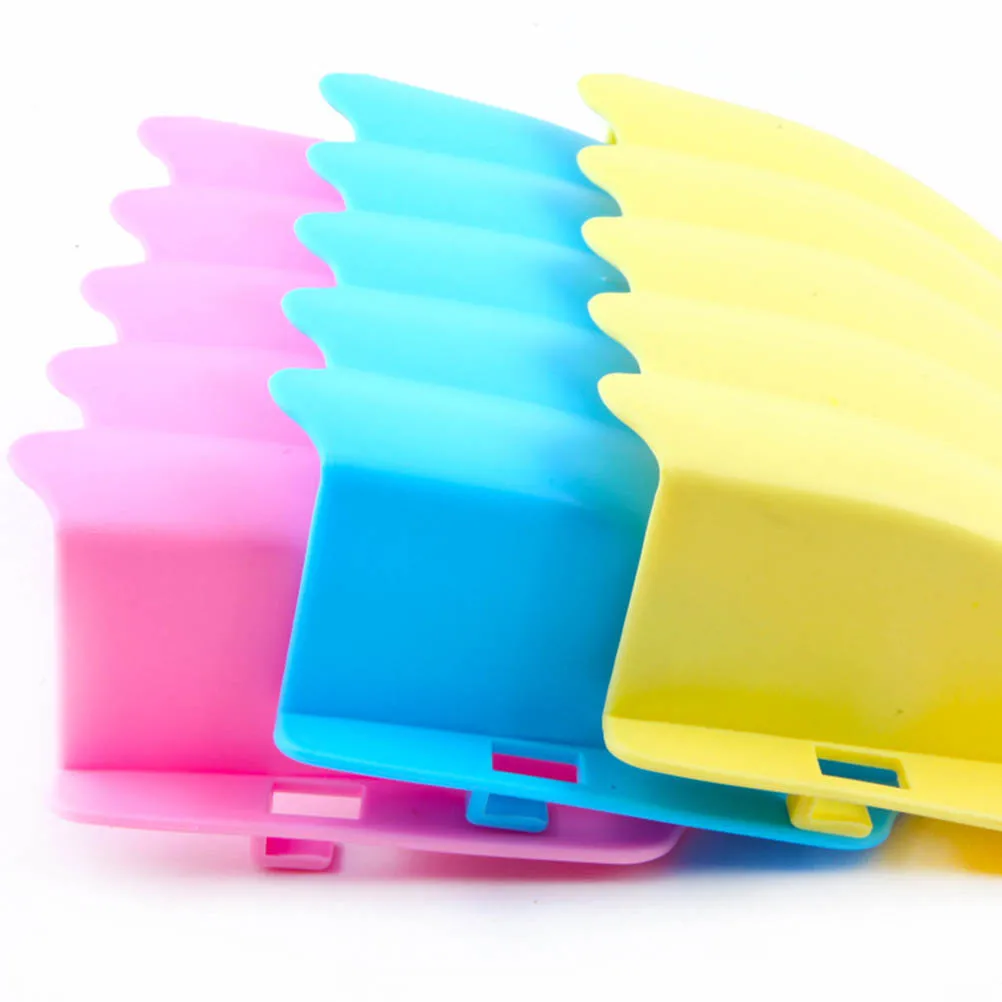 

1pc Plastic Small Pet Grass Frame For Rabbit Chinchilla Guinea Pig External Hay Feeder Bin Style Anti- Install Pet