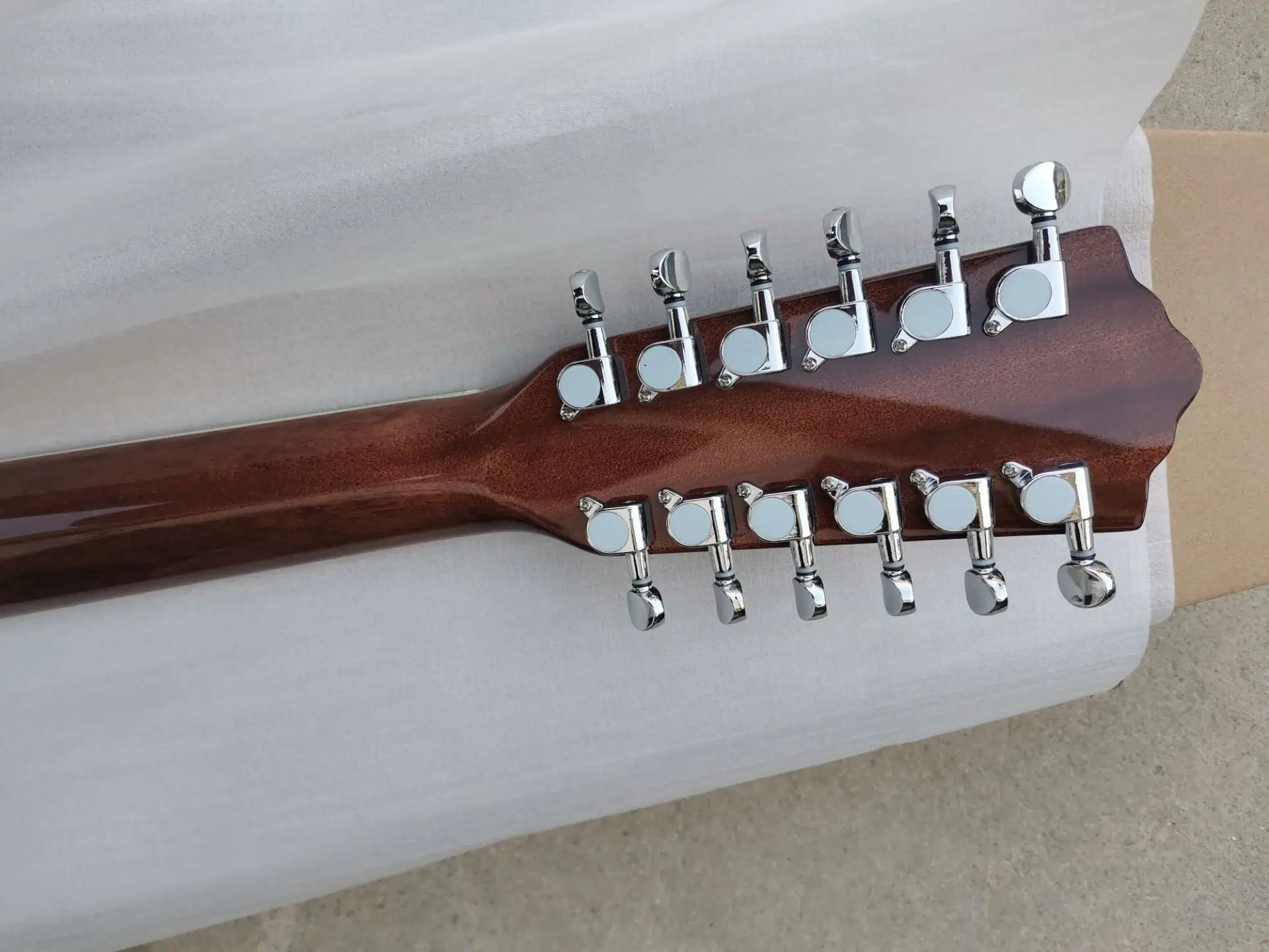 

Акустическая электрогитара Guild F512, топ из кедра, 12 струн - деревянный корпус в винтажном стиле для игроков Advanced Level