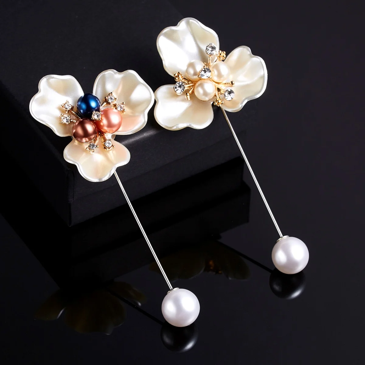 Elegante Imitation Shell Blütenblatt Kamelie Blume Broschen Für Frauen Männer Strass Perle Floral Lange Nadel Pins Hochzeit Schmuck