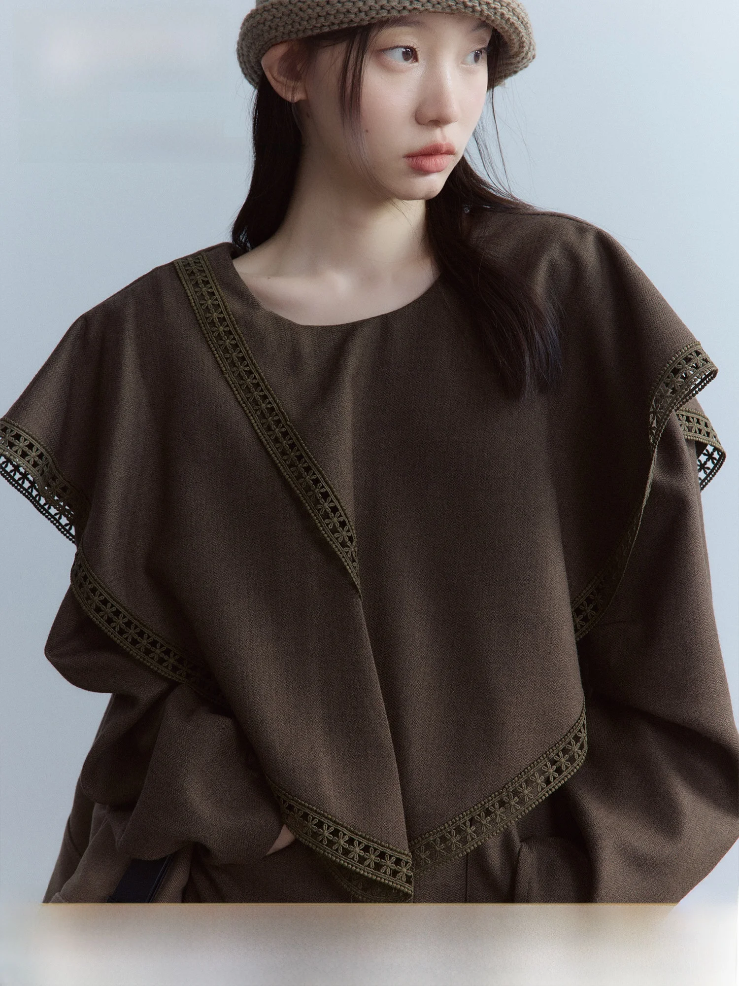 

Шерстяной топ Fussed Cisas с многослойной текстурой Fibone, асимметричным плечевым декором и рукавами-накидками, для женщин, зимняя коллекция