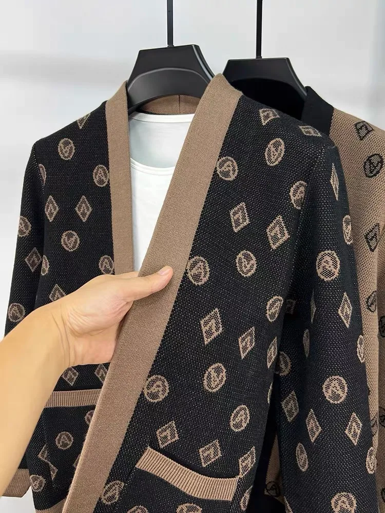 

Усовершенствованный вязаный кардиган контрастных цветов с буквенным принтом, Мужская весенне-осенняя Новая корейская модная шаль, Повседневный свитер, пальто