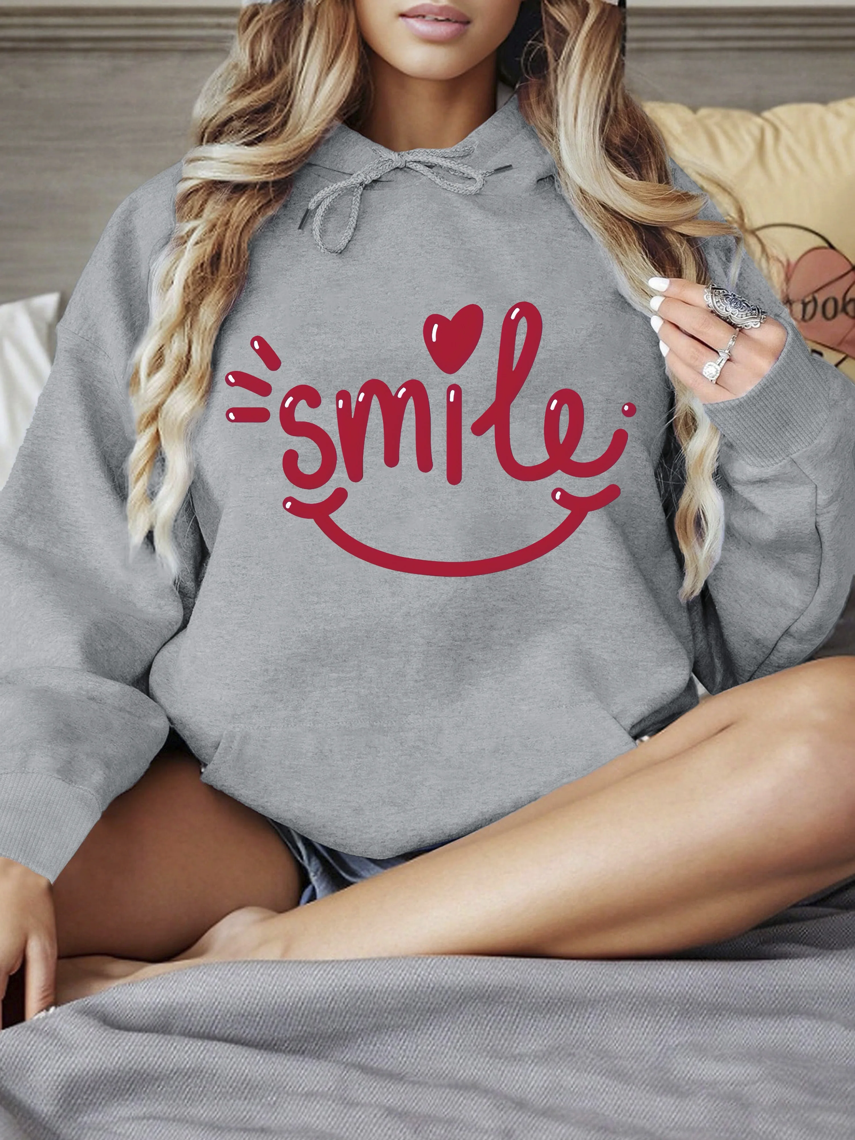 เสื้อสเวตเชิ้ตพิมพ์ลายยิ้มสำหรับผู้หญิง เสื้อฮู้ดผ้าฟลีซเนื้อนุ่ม สวมใส่สบายสำหรับฤดูหนาวและฤดูใบไม้ร่วง เสื้อคลุมหลวมๆ สไตล์ลำลอง คอกลม เสื้อผ้าผู้หญิง