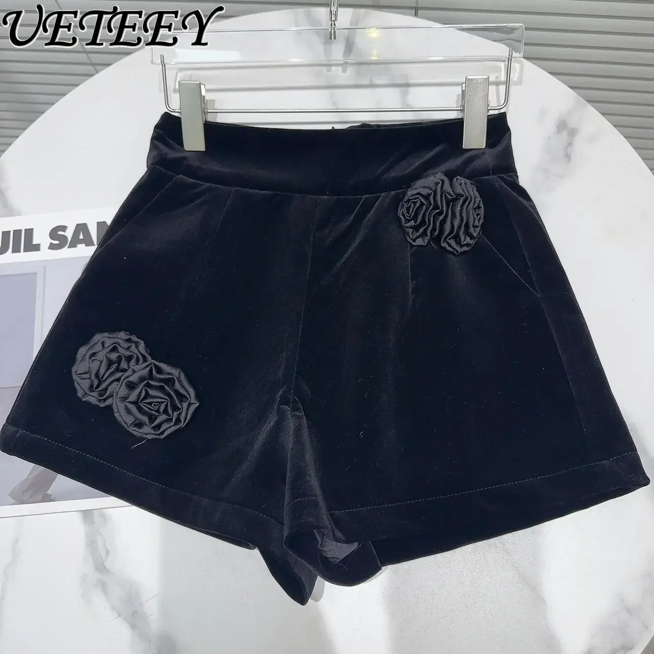 2024 Winter New Niche Pleated Flower Design Black Shorts Women's Fashion High Waist Versatile Celebrity Velvet Shorts Boots Lady