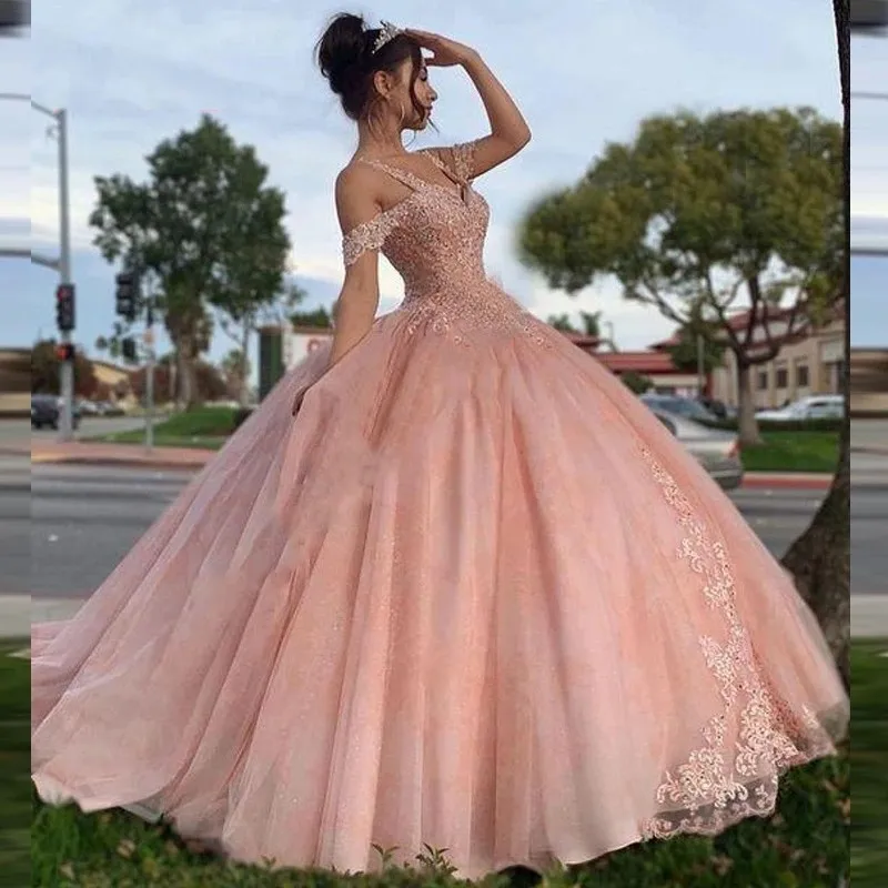 Abito rosa Quinceanera Abito da ballo con applicazioni in pizzo Bretelle in tulle Puffy Sweet 16 Girl Princess Compleanno Abito da sera per spettacolo