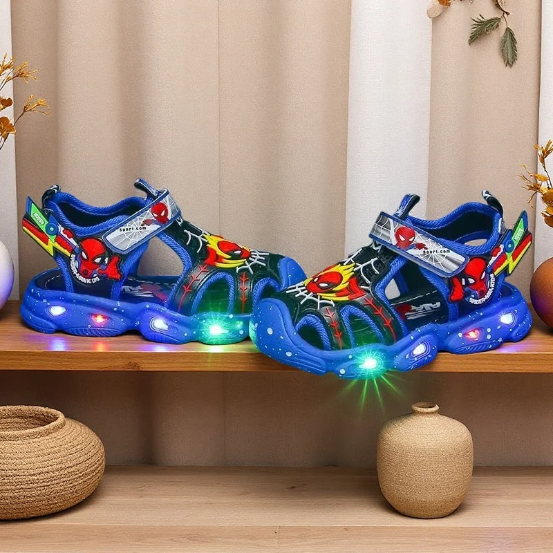 

Летние детские повседневные сандалии для мальчиков со светодиодной подсветкой – сине-красный мультяшный дизайн, пляжная обувь с противоскользящей мягкой подошвой, размеры 22-37