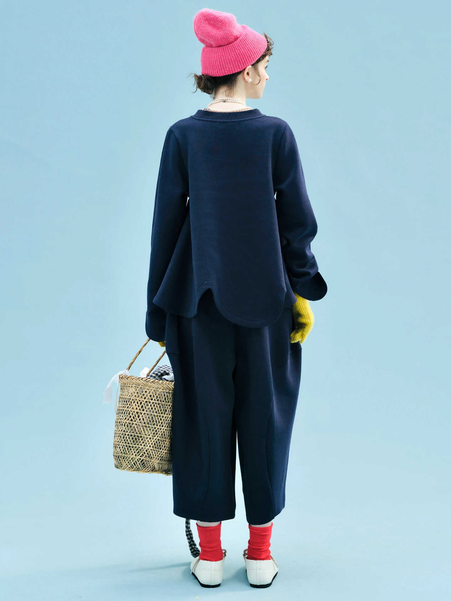 Luźne spodnie w kolorze granatowym z unikalnym wzorem - idealne do codziennego noszenia na co dzień, stylowe i wygodne 255250