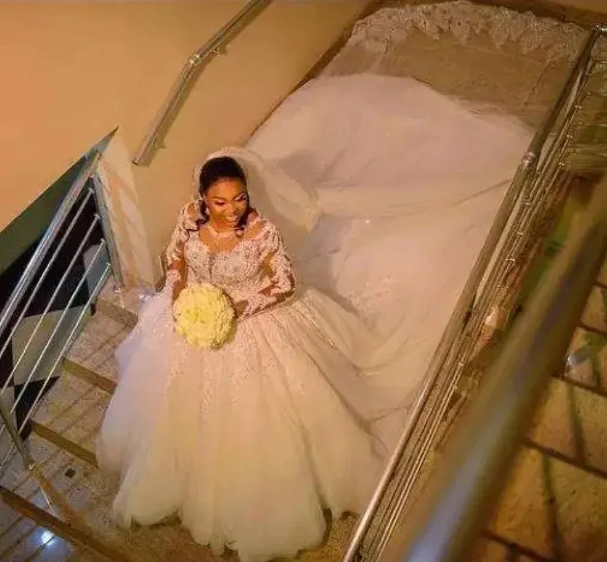 Aangepaste baljurk trouwjurken dames kralen rechter trein bruidsjurken v-hals lange mouwen robe de mariée