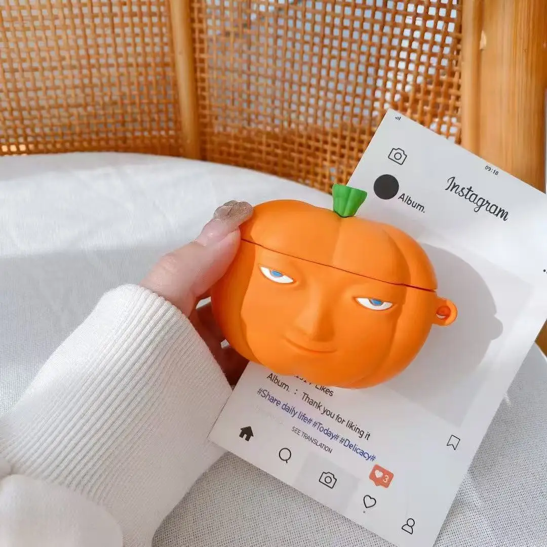 حافظة واقية من Fun Pumpkin AirPod - تناسب تمامًا لحافظات 1/2 Pro وAirPod 3، وديكور الأدوات الأساسية للسفر على طراز الرسوم المتحركة، وغطاء واقٍ أنيق، وواقي أنيق